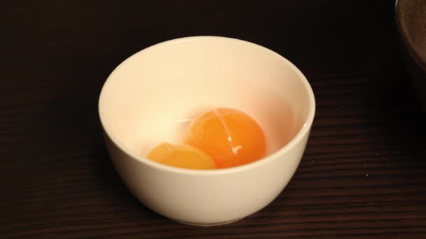Κρόκοι Αυγών Κλείνουν Μικρό Άσπρο Μπολ — Αρχείο Βίντεο