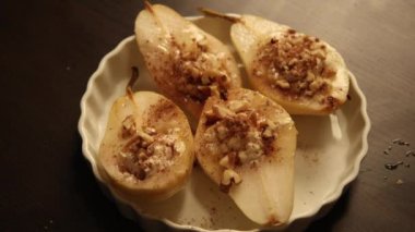 Ev yapımı armut yarımları ricotta, bal, tarçın ve vanilya ile doldurulmuş.