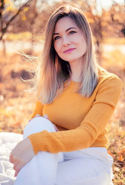 Mujer Feliz Parque Otoño Sonriendo Con Suéter Amarillo —  Fotos de Stock
