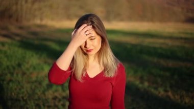 Kırmızı rujlu kırmızı elbiseli kadın. Yakından.