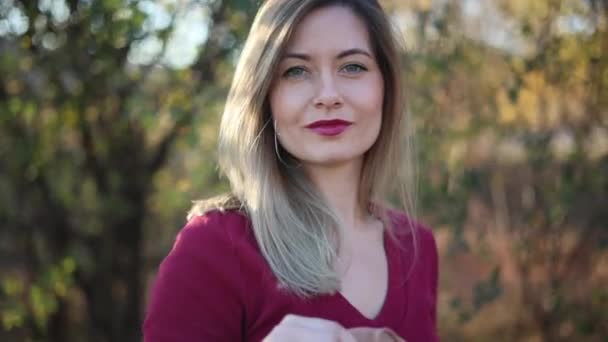 Жінка Тримає Ретро Капелюх Червоною Сукнею Червоною Помадою — стокове відео
