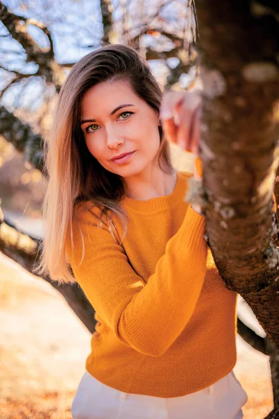 Щаслива Жінка Осінньому Парку Посміхаючись Жовтим Светром — стокове фото