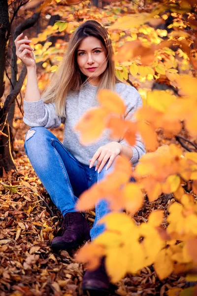 Schöne Frau Herbstpark — Stockfoto