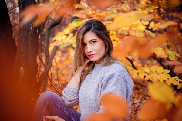 Красивая Женщина Осеннем Парке — стоковое фото