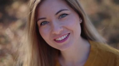 Kadın sonbahar sahnesinde rahatlıyor.