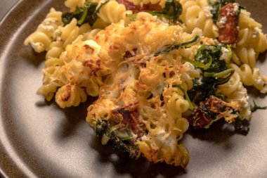 Ricotta peynirli fusilli makarna ve bebek ıspanağı pişir. 