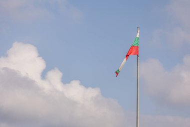 Mavi bulutlu Bulgar bayrağı