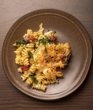 Ricotta peynirli fusilli makarna ve bebek ıspanağı pişir. 