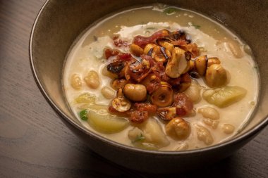 Pırasalı fasulye çorbası, doğranmış pastırma ve fındıklı.