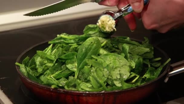 Cocinar Espinacas Con Ajo Sartén Cerca — Vídeos de Stock