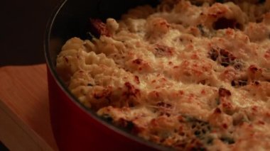 Ricotta peynirli fusilli makarna ve bebek ıspanağı pişir. 