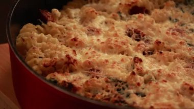 Ricotta peynirli fusilli makarna ve bebek ıspanağı pişir. 