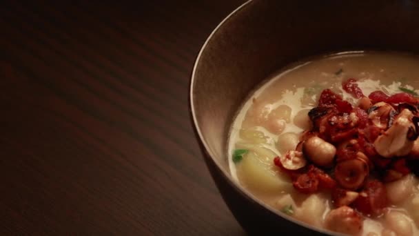 白豆のスープにネギと刻んだベーコンとヘーゼルナッツ — ストック動画