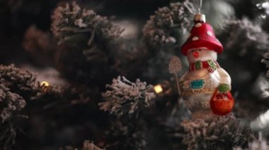 Noel 'de bir kardan adam süslemesinin kapağını kapat.