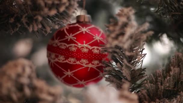Klasszikus Piros Karácsonyi Labda Közelről — Stock videók