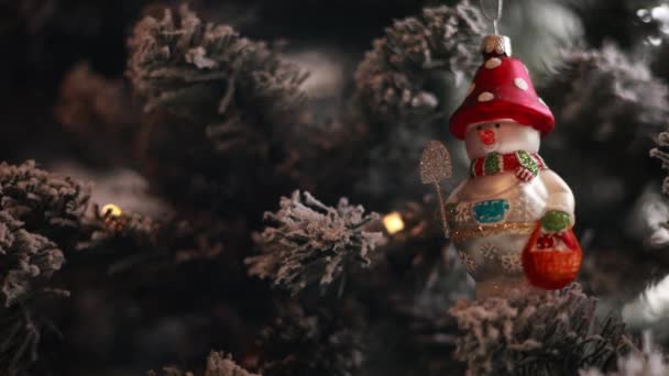 Close Van Een Sneeuwpop Ornament Kerst Drie — Stockvideo