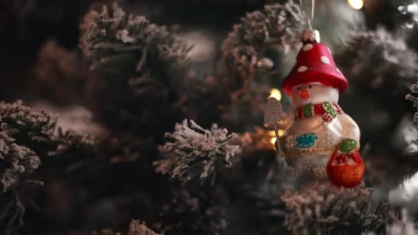 Närbild Snögubbe Prydnad Julen Tre — Stockvideo