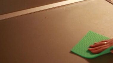  Kadın mutfak lavabosunu ve musluğu yıkıyor. Ev işleri ve ev idaresi kavramı.