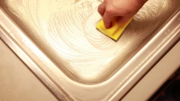 Reiniging Gootsteen Van Roestvrij Staal Met Schuim Wasmiddel Product Gele — Stockvideo