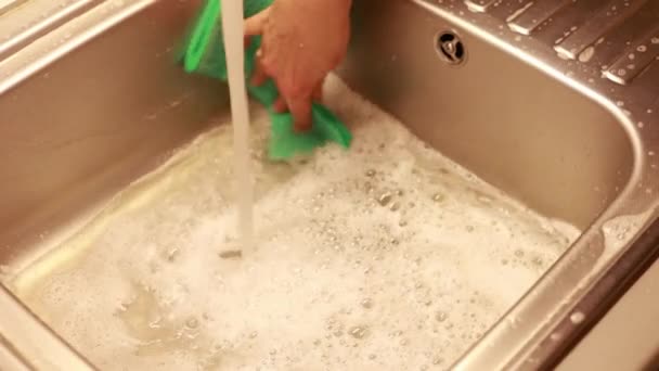 Mujer Lavando Fregadero Grifo Cocina Concepto Trabajo Doméstico Limpieza — Vídeos de Stock