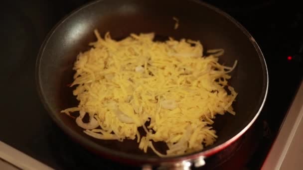 Hausgemachte Kartoffelpuffer Heißem Gebraten — Stockvideo