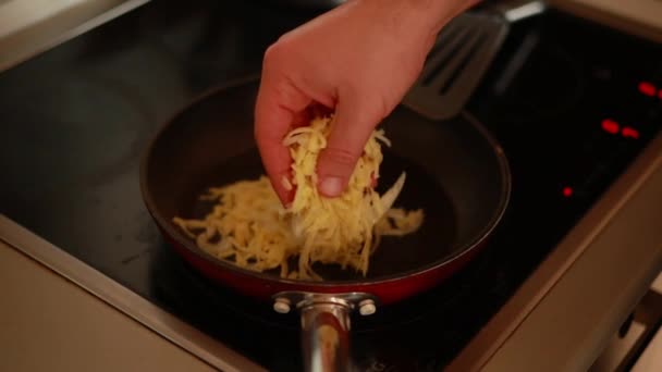 Zelfgemaakte Aardappelpannenkoeken Gebakken Hete Olie — Stockvideo