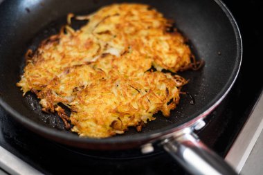 Sıcak yağda kızartılmış ev yapımı patatesli krep..