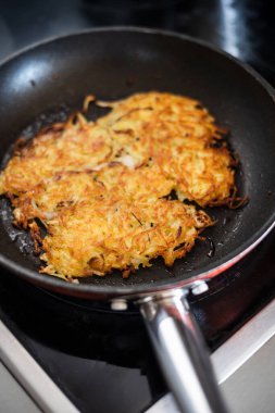 Sıcak yağda kızartılmış ev yapımı patatesli krep..