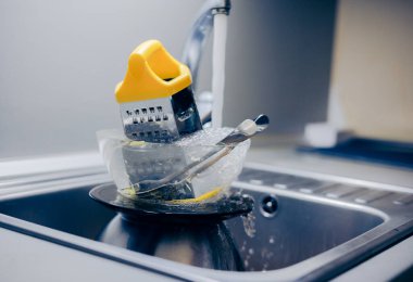 mutfak eşyaları yıkamak gerekir.