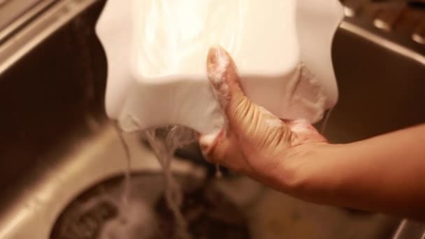 Aproape Femeie Casnică Face Vasele Bucătărie Acasă Folosind Burete Spălat — Videoclip de stoc