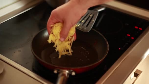 Clătite Cartofi Prăjite Ulei Fierbinte — Videoclip de stoc