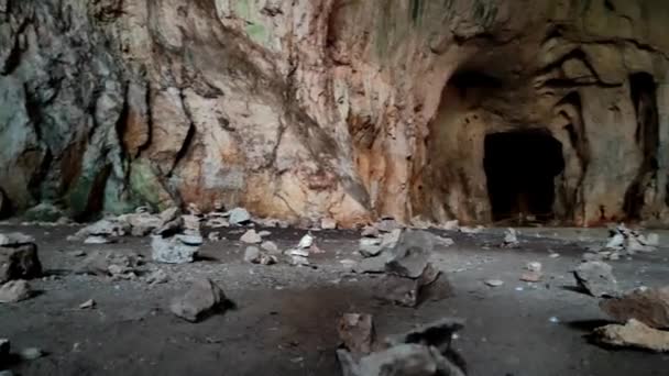 デヴェタシュカ洞窟 ロヴェチの近く ブルガリア この洞窟では 消耗品2のいくつかのシーンが行われています 洞窟にはコウモリがたくさんいます — ストック動画