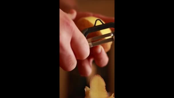 Man Hands Peeling Potatoes Home Close Vertical Video — Αρχείο Βίντεο