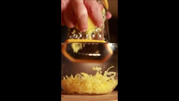 Ręce Człowieka Tarką Tarkę Ziemniaków Drewnianej Desce Szklanej Misce Naleśniki — Wideo stockowe