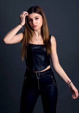 Stüdyoda siyah elbiseli bir kadın patron bebek havası var.