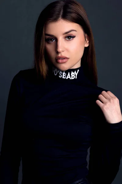 Woman Wearing Dark Clothes Studio Boss Baby Vibe — Stock Photo, Image
