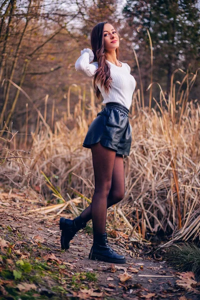 Mooie Jonge Vrouw Herfst Park — Stockfoto