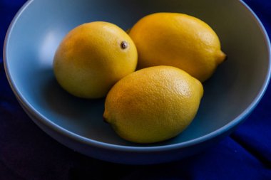 Taze limonlar mavi kaseyle kaplanır.