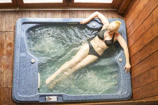 Mulher Loira Relaxante Jacuzzi — Fotografia de Stock