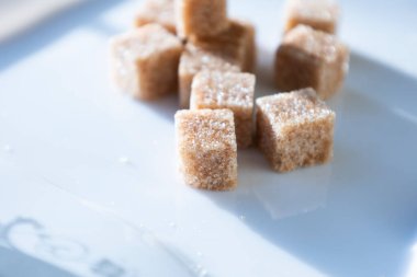 Beyaz arkaplandaki şeker küplerini kapat