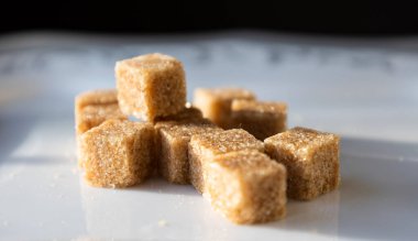 Tahta arka planda şeker küplerini kapat