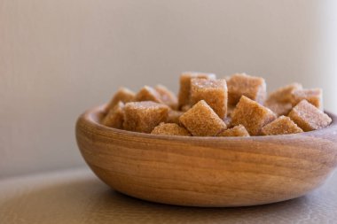 Tahta arka planda şeker küplerini kapat