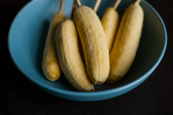 Skórka Banana Zbliżenie Niebieskiej Misce — Zdjęcie stockowe