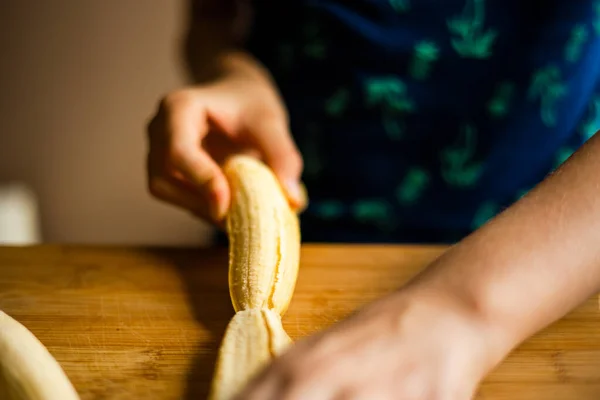 Очистить Банан Кожуры Синей Чаше — стоковое фото
