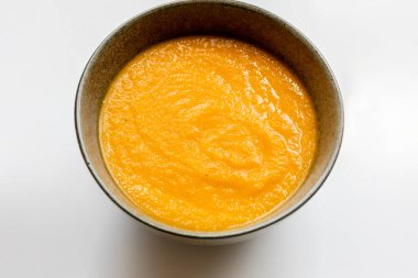 Beyaz zemin üzerinde havuç çorbası yakın plan