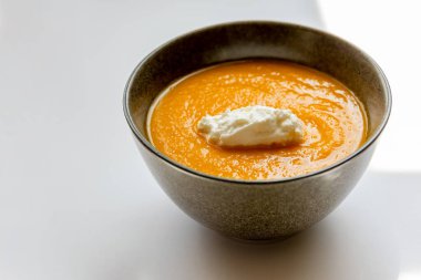 Beyaz zemin üzerinde havuç çorbası yakın plan