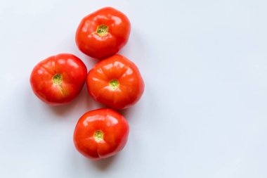 Bir grup kırmızı domates beyaz arkaplanı kapatır
