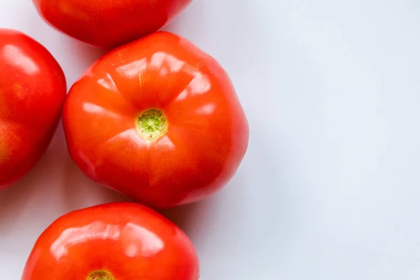 Ένα Μάτσο Κόκκινες Ντομάτες Κοντά Λευκό Φόντο — Φωτογραφία Αρχείου