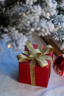 Noel hediye kutuları karla kaplı kozalaklarla.