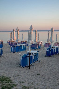 Yunanistan 'ın Chalkidiki kentindeki Nikiti rıhtımı, gün batımında.